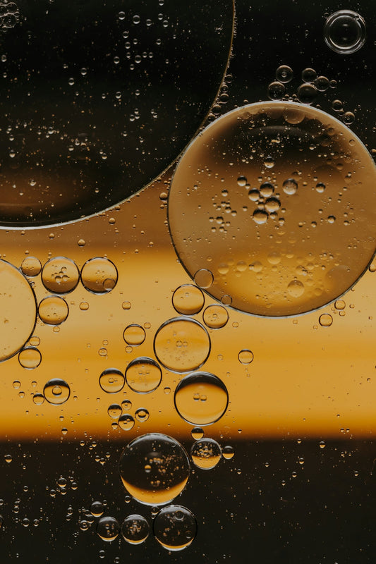 How to Choose Between Water and Oil for Your Hair Needs - Natures Melanin