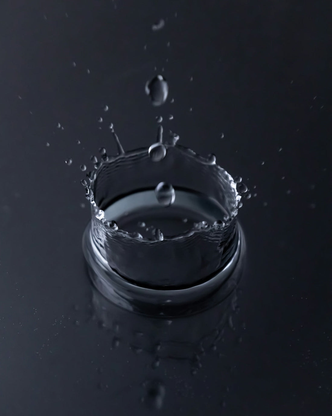 Myths and Facts About Using Water vs Oil for Hair - Natures Melanin